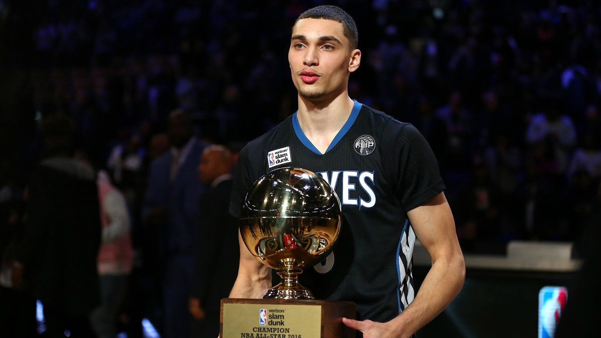 又见绝平！达拉斯独行侠与曼城鏖战至终场，马龙读秒救主